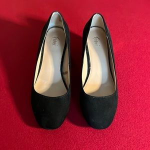 Black faux suede pump